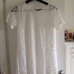  - Spetsklänning som passar perfekt till fina tillfällen 