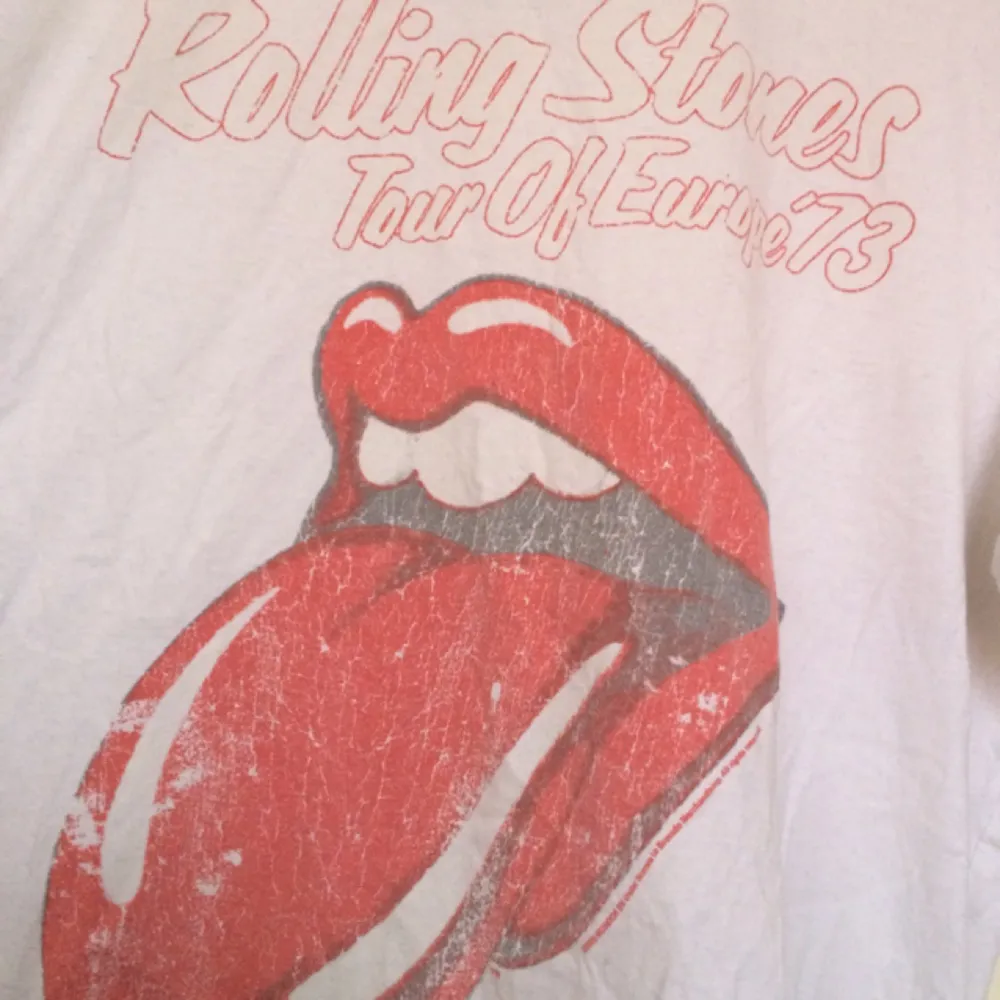 Mjuk och skön Rolling Stones-tröja. Knappt använd. Storlek XL, personligen har jag använt den som oversized t-shirt. 

Pris diskuterbart, kan mötas runt Malmö eller skicka på posten. . T-shirts.