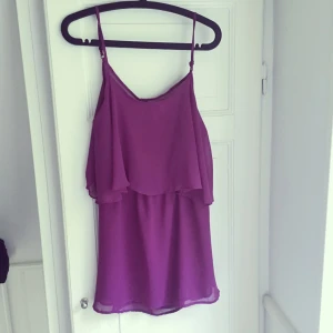  - Sockersöt klänning med en superfin rygg! Passar till dom flesta tillfälle. Under ena tygfliken är där en liten reva i sömmen som lätt går att fixa till. Den syns dock inte alls när man har på sig klänningen eftersom tyget hänger över!