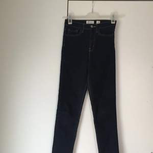Mörkblåa stretchiga höga jeans från Cubus. Supersköna och sitter fint. Märkta storlek 34 men passar även 36.