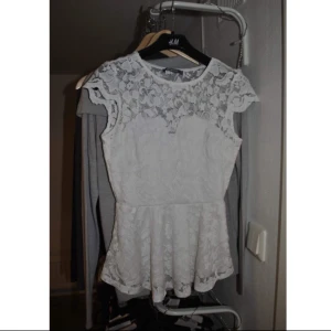  - Vit blus. Använd en gång! 