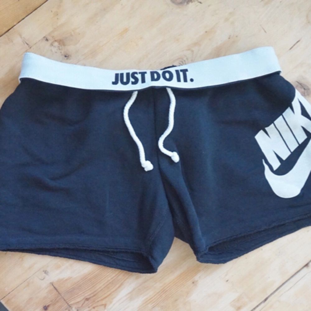 Svarta Nike bomulls shorts som man kan vika över byxkanten på. Knappt använda!

. Shorts.