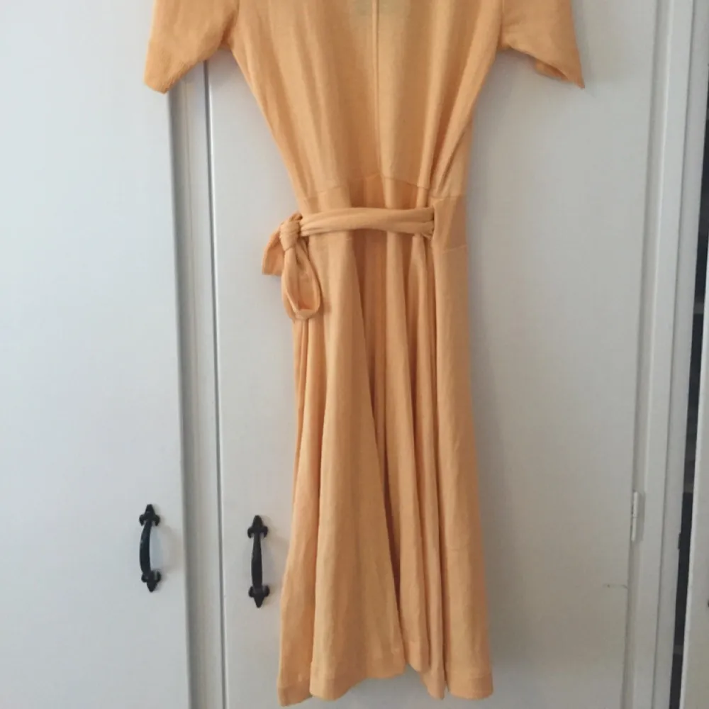 Fin aprikosfärgad klänning från Gant i storlek S. Helt ny! 

Ordinarie pris: 1200kr . Klänningar.