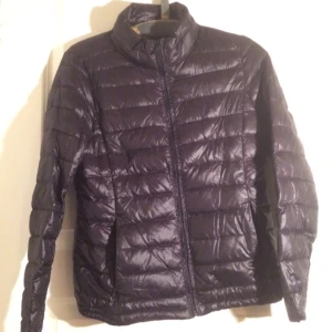  - Helt ny UNI QLON Vinter/ Höstjacka storlek L, men passar S&M. 
Aldrig använt. Köpts i London för cr 1700kr
Hämtas vid Aspudden 