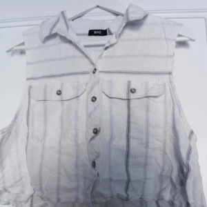  - Snygg crop-top skjorta!