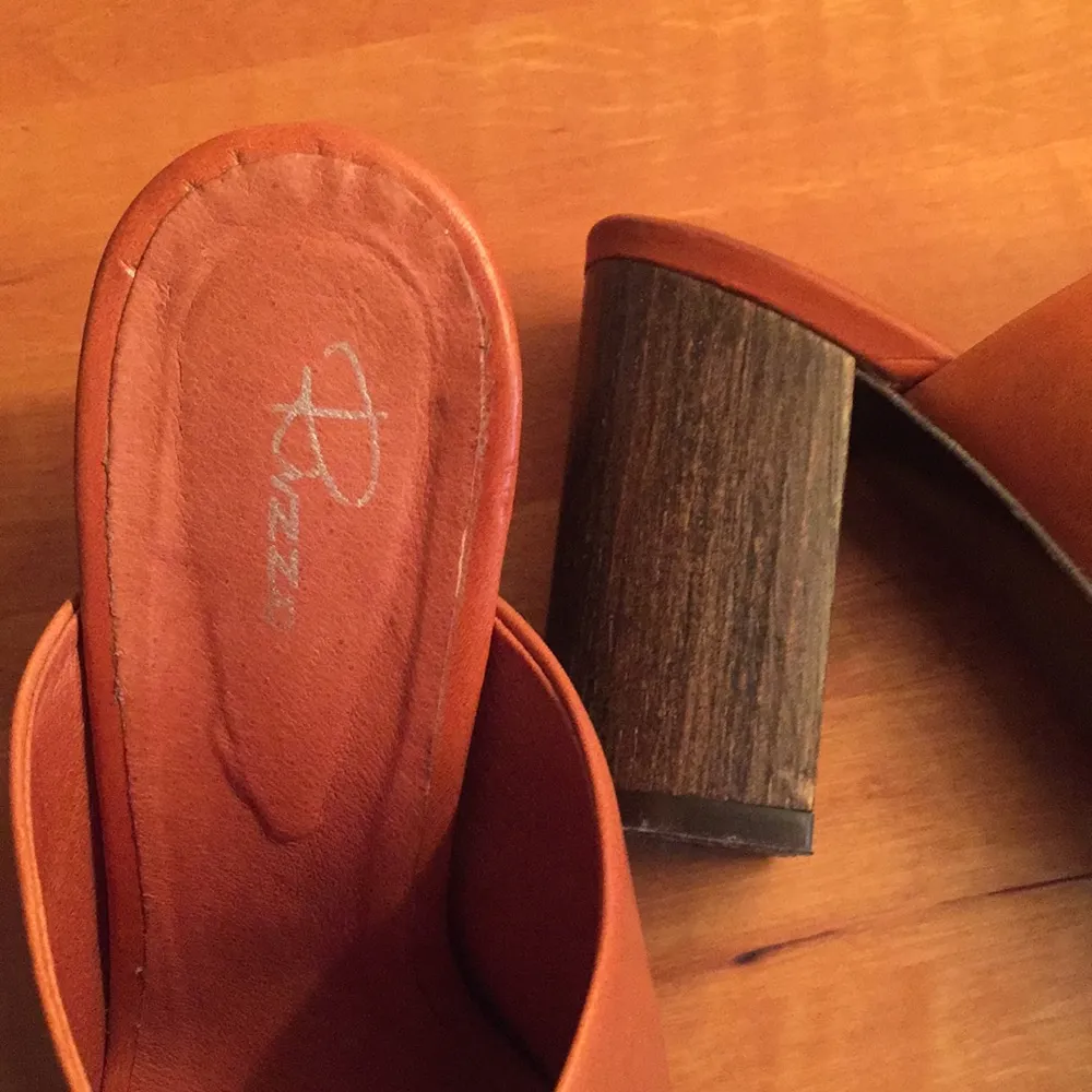 Rizzo-skor med 8 cm klack och öppen tå, äkta läder i brun/röd färg och träklack. Made in Portugal. Skor.