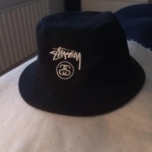 Stussy Bucket hat - Äkta Stüssy bucket hat köpt i London 2015 , men använd endast en gång.