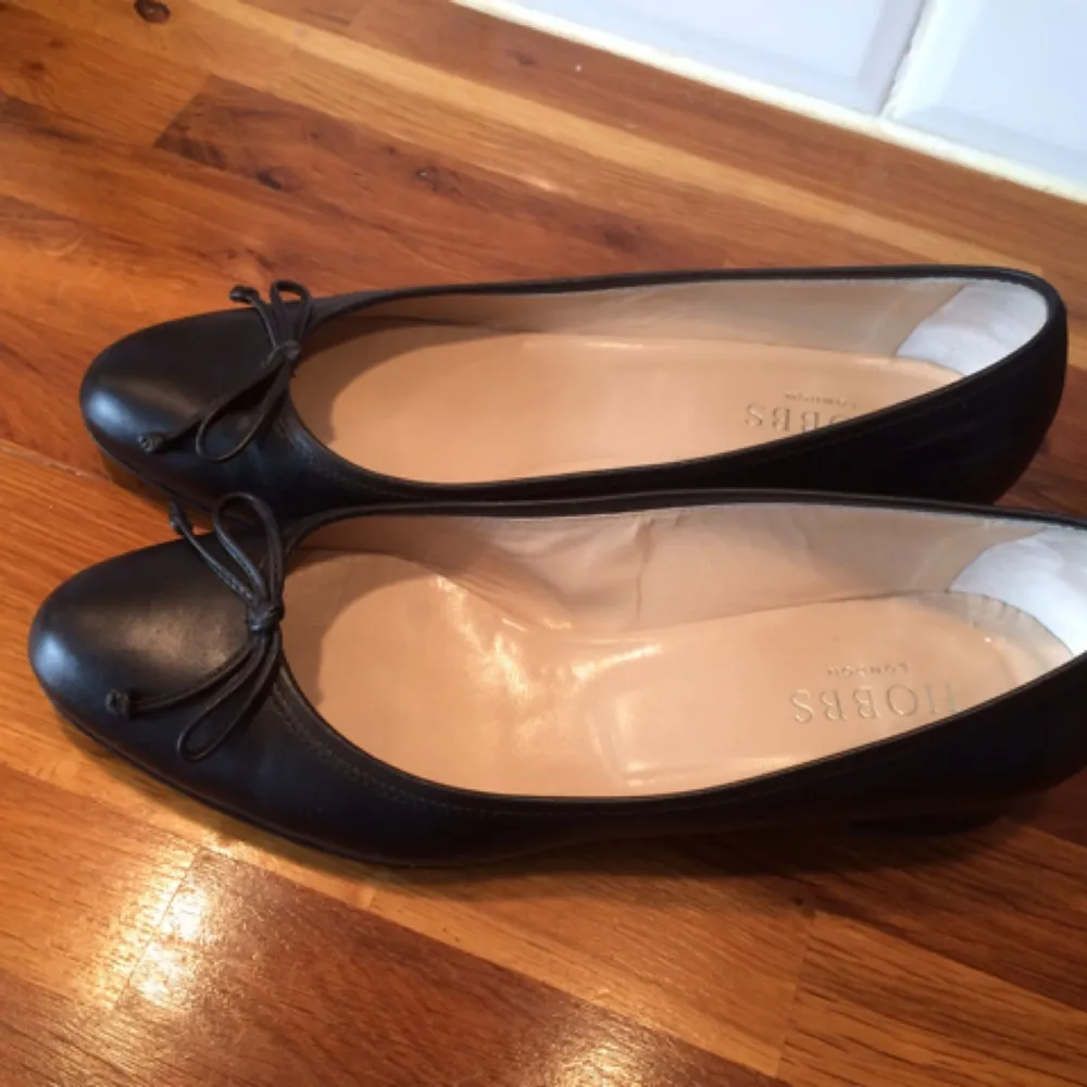 New black ballerina shoes with a small heel, size 38, but they are rather size 37. Price in store was approx. 1 500. . Skor.