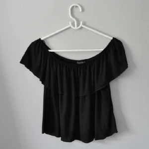  - croptop/top från Topshop 

Storlek: M 
Använd 1 gång 

frakt på 24kr tillkommer (kan även göra paket priser om du skulle va intresserad av att köpa något annat) 