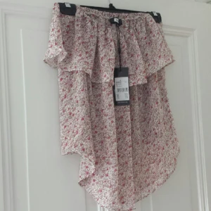  - Söt blommig top/blus. Ärmlöst linne. Säljer för att den är för stor för mig, men annars ett väldigt fint sommarplagg! 

Den är aldrig använd, från BikBok, orginalpriset var 179kr.