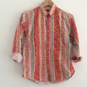  - Button down skjorta. 100 % bomull. Märkt M, mer som S tycker jag som har S :)

Hämtas i centrala Göteborg. Eller skickas mot att köparen betalar frakten.

Köper du två eller fler plagg får du det/de billigare för halva priset.