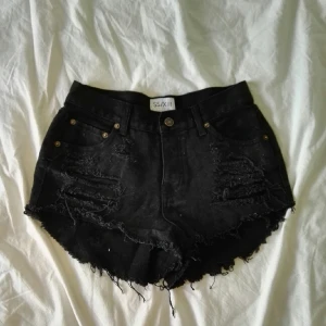  - perfekt slitna jeansshorts från Fanny Lyckmans eget märke "SS/XIII". använd ett fåtal gånger. mer svarta i verkligheten än vad det ser ut som på sista bilden. nypriset var ca 500 kr tror jag.  