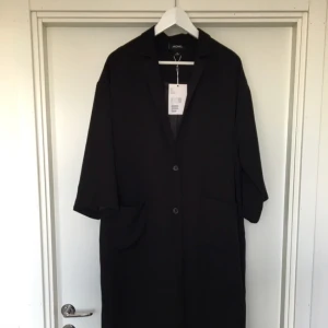  - Snygg och ny svart kappa från Monki i svalare material så passar perfekt till sommarkvällarna!! Tidlös, perfekta kappan! Eventuell frakt betalas av köparen😙💕✨🙌🏼