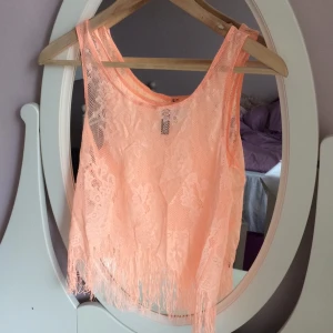  - Magtröja ifrån H&M i festivalinspirerat utseende! Snygg och oanvänd!