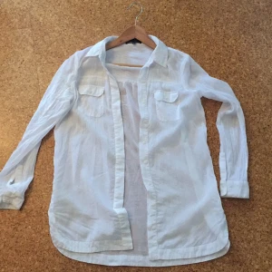  - Lång, vit skjorta från MQ i storlek 34.