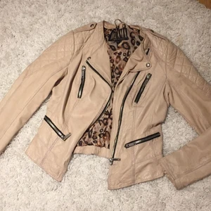  - Rosa/beige skinnjacka från Jofama by Marie Serneholt i storlek 36. Snygga silver detaljer och leopard inuti. Jättesnygg jacka som jag tyvärr knappt använt pga att den inte passar mig så bra. 