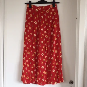  - Lång kjol
Finns i hässelby