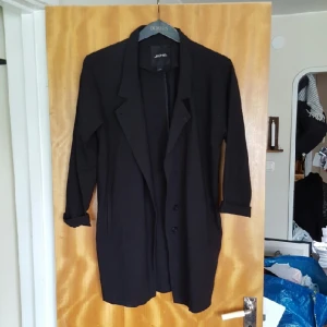  - Tunn svart kappa från Monki. stl M. 