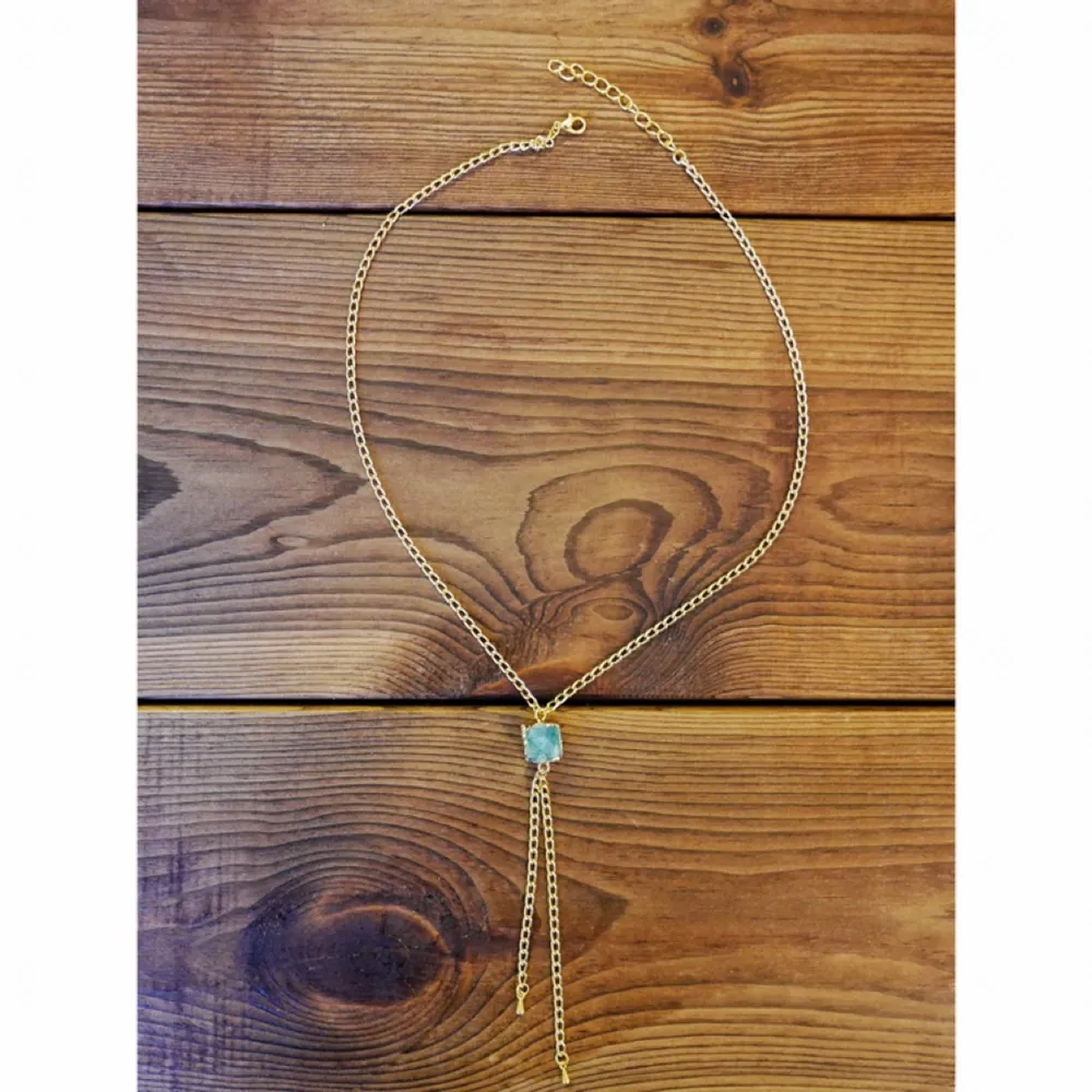 Egengjort halsband med en turkos äkta sten, ställbar storlek. . Asusteet.