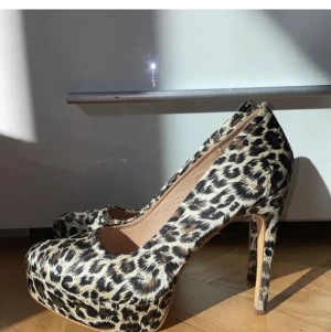 Snygga leopard skor - Knappt använda leopard klackar, otroligt snygga! 