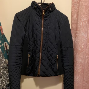 Jacka  - En marinblå jacka ifrån zara. Köptes för ca 700kr , sparsamt använd passar en xs/s. Frakt är inräknat i priset.