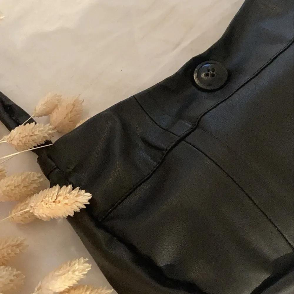 svart pu leather baguette bag med svart knapp som förseglar väskan! handsydd utav en begagnad skinn t-shirt!😍🖤  23x17cm. Väskor.