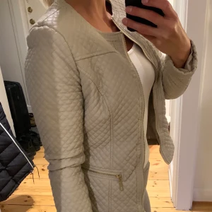 Beige jacka i skinnimmitation - Passar en xs och s. Är storlek s men ganska liten i storleken.