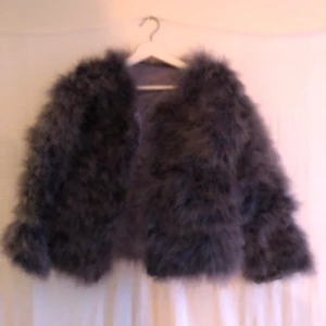 Pälsjacka (inte äkta) - Köparen betalar ev. frakt. Kan mötas upp i Stockholm C.