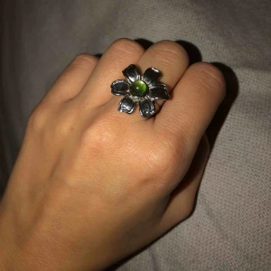  - Mood-ring som ska “skifta färg efter humör”. Justerbar så passar alla, frakt ingår🖤