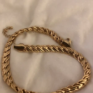 Kedjehasband - Super fint halsband från Bikbok, lätt att matcha med 🧡