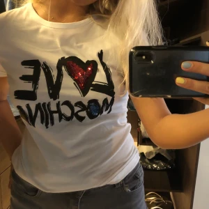 Love Moschino t-shirt - Jättebra skick 👍❤️