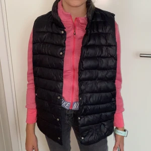 Väst från mango - En dunväst köpt från mango, en knapp saknas dock!