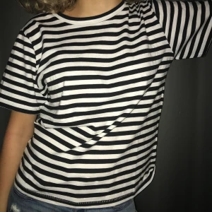 Randig t-shirt - Svart- och vitrandig t-shirt, strl XS. Oanvänd, endast testad. Köpare står för frakt