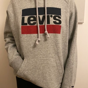 Levi’s hoodie  - Passar storlek S och M också