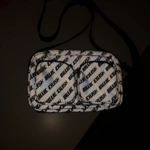 HM Billie Eilish - En midjeväska från HMs kollektion med Billie Eilish! Så fin men kommer tyvärr inte till användning, väskan har inte en skråma och nästan aldrig använd. Frakt tillkommer, 63kr.