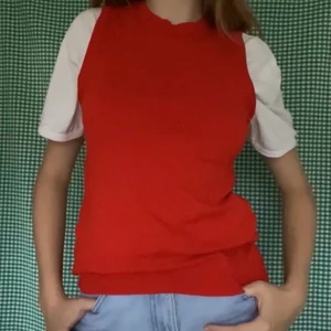 Zara väst - Röd väst från Zara. Köpt secondhand. Angiven storlek L men passar mig jättebra som i vanliga fall har S. OBS köparen står för frakten