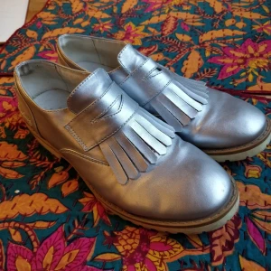 Silver loafers 37 - Ascoola silvriga loafers i fint skick ✨ sparsamt använda, på t ex bröllop och festligheter! Säljer eftersom jag har superbreda fötter och då är lite smala så inte så bekväma för mig.... Men en vanlig 37a passar de nog perfekt på! Köparen står för frakten
