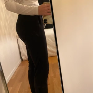 Svarta sköna mjukisbyxor - Sköna stilrena svarta mjukisbyxor som passar till det mesta. Säljer då de är  för långa för mig, är 156.  Eur 158/164 (+frakt) Fler frågor? Bara att höra av sig💖