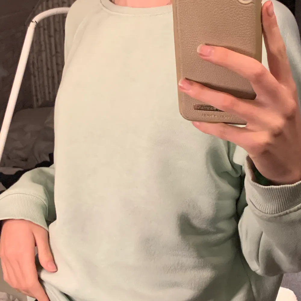 superduperfin sweatshirt, såå fin färg och jättebekväm men den används tyvärr inte av mig längre🥺❤️. Hoodies.