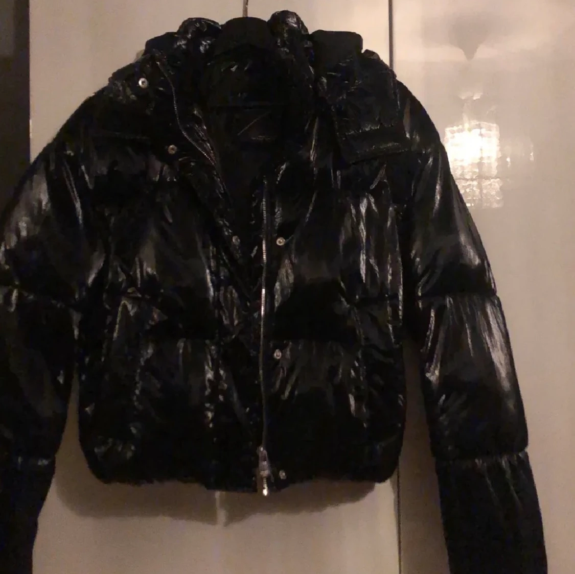 Glansig puffer jacka