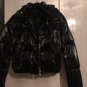 Glansig puffer jacka - Jackan är i fint skick. Den har glansigt mjukt material. Den är i storlek M men passar S också