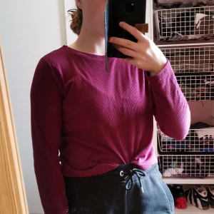 Tröja från hm  - Vinröd tröja från Hm. Storlek M. Lite cropped. 20 kr plus frakt! 