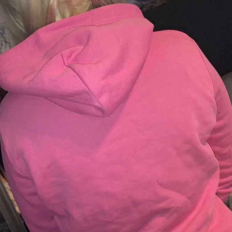 Härlig rosa hoodie från Peak Performance. Storlek 160 är precis som en xs. Aldrig använd, jättehärligt material inuti. Perfekt för hösten/vintern💓. . Hoodies.