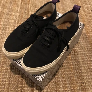 Eytys Mother Canvas  - Eytys Mother Canvas skor. Sparsamt använda. Nypris 1100kr. Bud från 400kr. Högsta bud 600kr