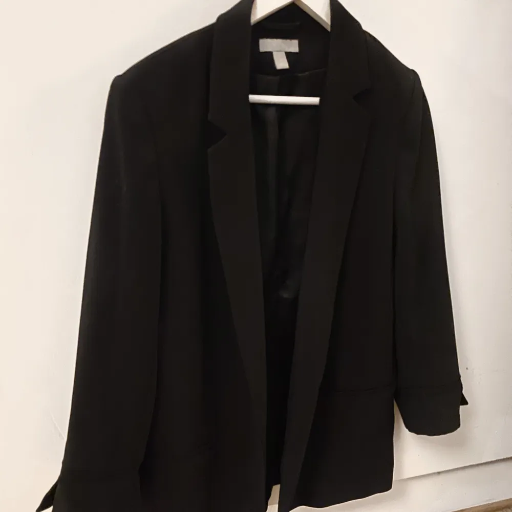 Säljer mig svarta blazer/kavaj från H&M💘 säljer den då den inte kommer till så mycket användning!. Kostymer.