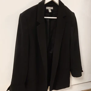 Svart blazer/kavaj - Säljer mig svarta blazer/kavaj från H&M💘 säljer den då den inte kommer till så mycket användning!