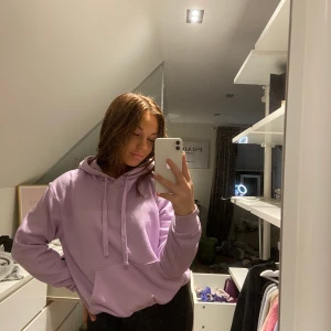 Lila hoodie💜💜 - Tänkte sälja denna fina hoodie endast använd 1 gång för lila är inte in färg haha, nypris 150kr tror jag, mitt pris 70kr💜💜💜💜