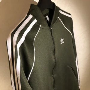 Adidas Originals kofta - Olivgrön Adidas Originals kofta i dammodell strl S/36, 10/10 skick! 