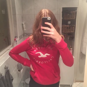 Hoodie från hollister i S - En jättefin röd hoodie från hollister i S. Använd ett fåtal gånger, köpt begagnad i bra skick. Hoodien är lite fodrad så den passat perfekt till vintern. Säljer den för 90 kr plus att köparen står för frakten.