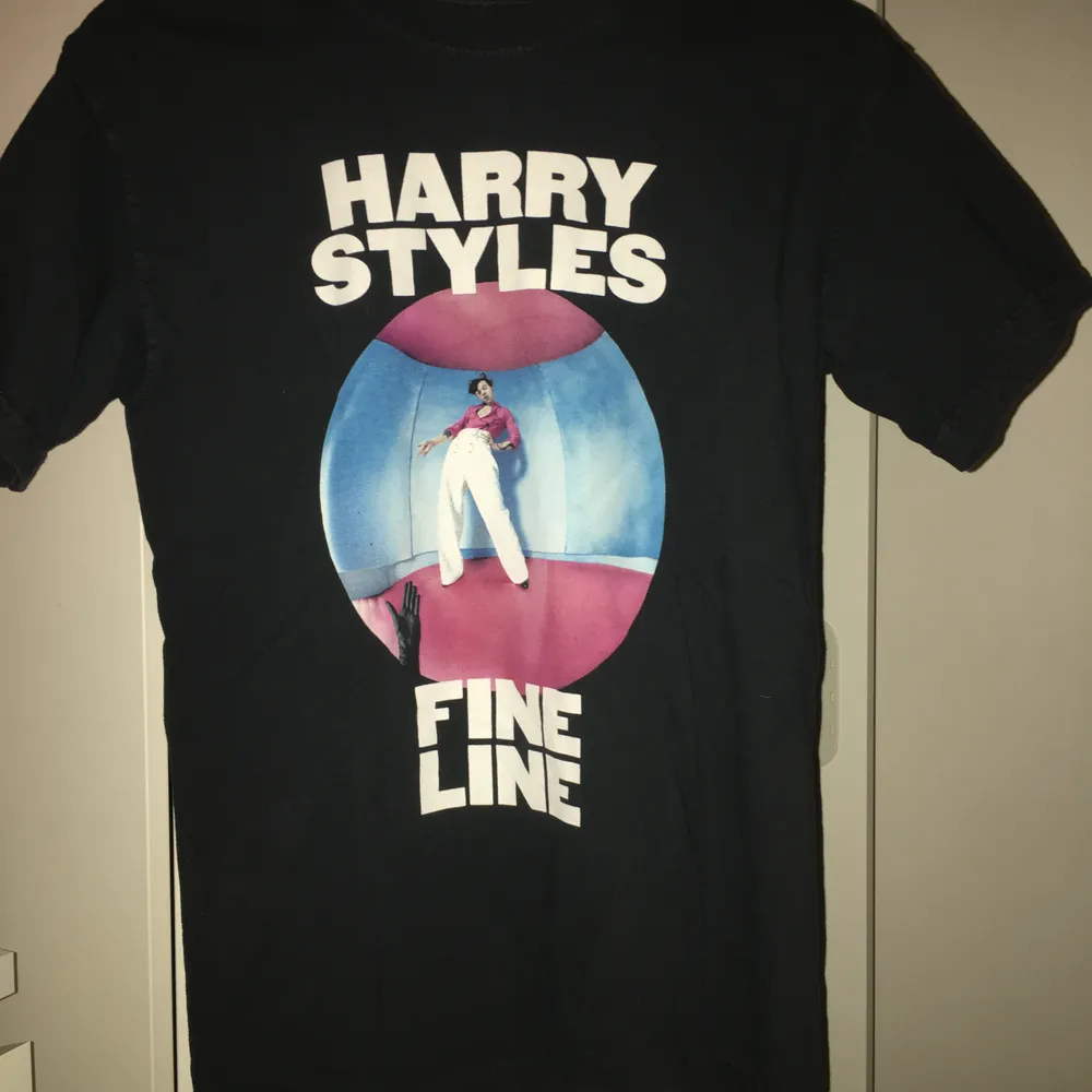 utsåld svart tshirt från fine line släpper. fint skick, knappt använd, nypris 270 sek. budning om flera e intresserade. möter upp i sthlm eller så står köpare för frakt!!! . T-shirts.